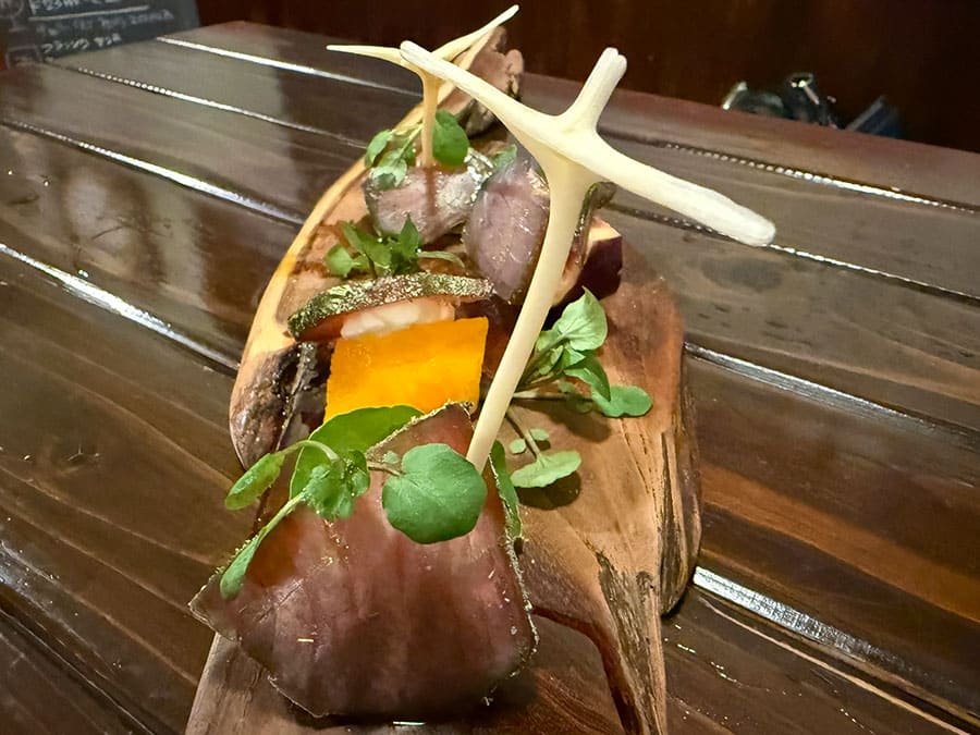 宮古島 フィッシュ タヴェルナ サンボ イタリア料理 キハダマグロの生ハムと島の果実のカプレーゼ ハリセンボンのピック