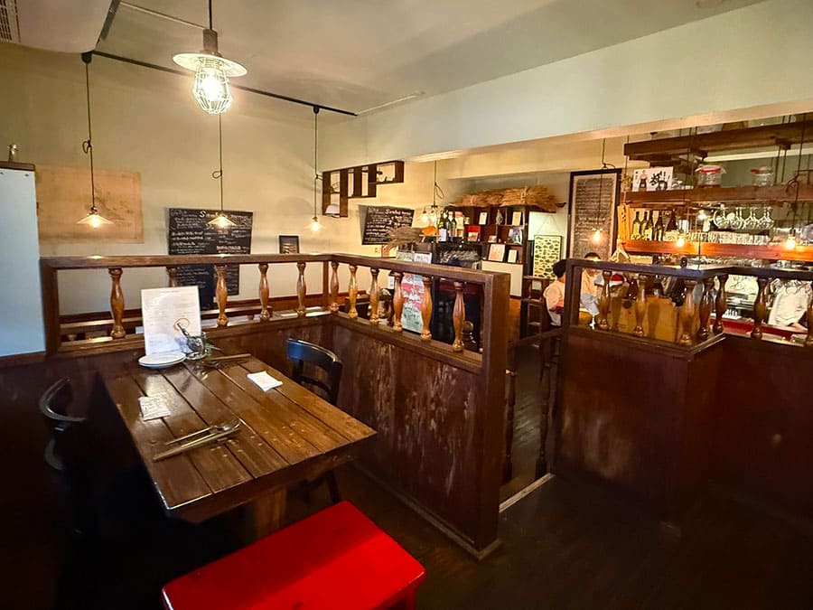 宮古島 フィッシュ タヴェルナ サンボ イタリア料理 店内 雰囲気 テーブル席